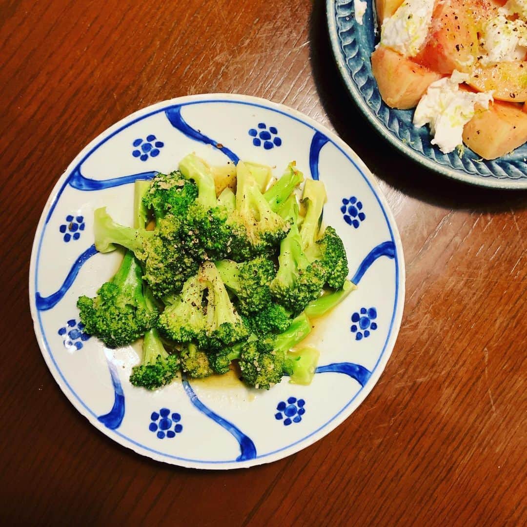 のインスタグラム：「付け合わせ兼おつまみでブロッコリーのホットサラダ。2分ほど茹でたブロッコリーをニンニクとオリーブオイル、アンチョビを熱しておいたもので炒め和えるだけ。隠し味に赤ワインビネガー少々、仕上げに黒胡椒。あとは桃のカプレーゼ。」