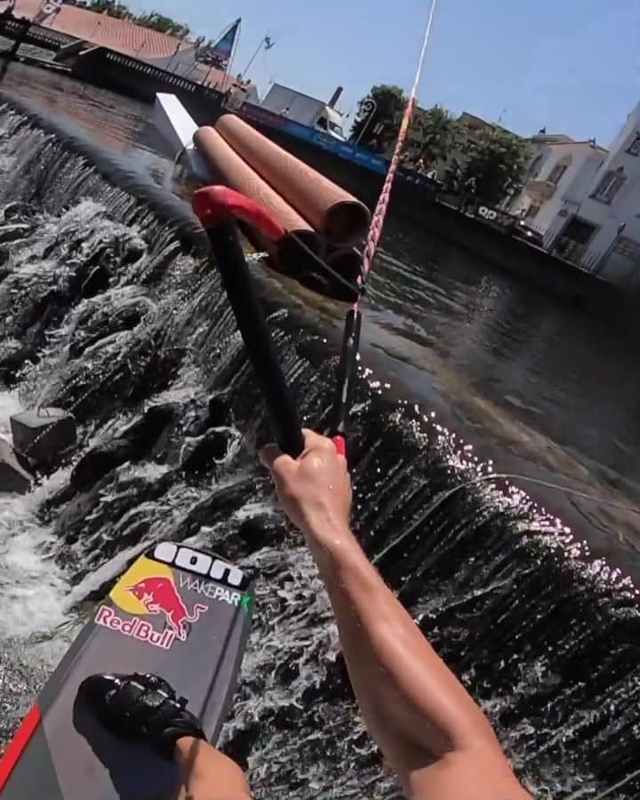 レッドブルのインスタグラム：「dry land is overrated anyways 🌊 . @nikguehrs #redbull #givesyouwings #wakeboarding #watersports #pov #wakeboard」