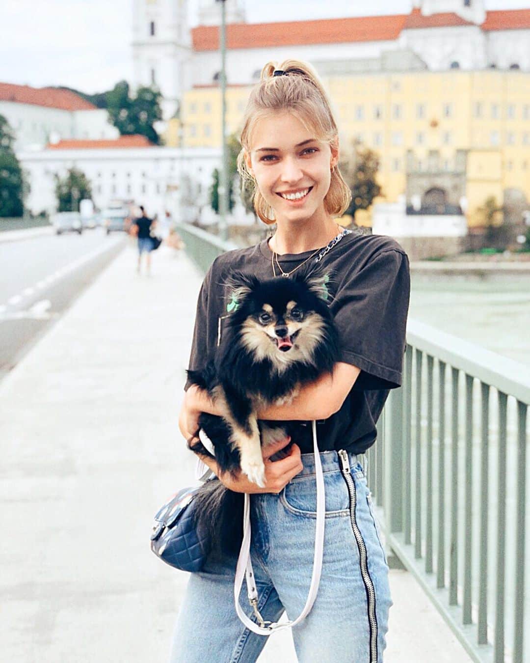ステファニー・ミチョヴァのインスタグラム：「Exploring beautiful Germany 🇩🇪 guess what food I missed the most! 아름다운 독일 여행중. 누군가가 나를 들고 다녔으면 좋겠어요. ❤️🐶」