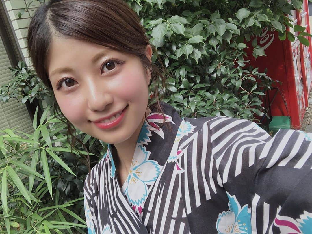 天野麻菜さんのインスタグラム写真 - (天野麻菜Instagram)「夏といえば浴衣👘 浴衣でおでかけしたいけど、暑いし動きにくいし結局着ないまま終わる夏。お仕事で着るだけになっちゃう。来年はお祭りでも花火大会でも浴衣で行きたいな👘🍎 #夏 #といえば #浴衣 #黒に撫子」8月20日 15時06分 - akaringo_mana