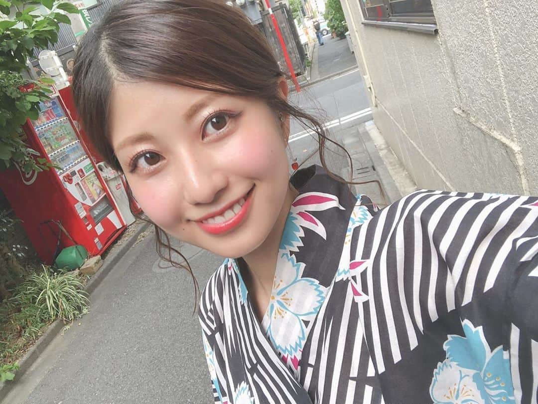 天野麻菜さんのインスタグラム写真 - (天野麻菜Instagram)「夏といえば浴衣👘 浴衣でおでかけしたいけど、暑いし動きにくいし結局着ないまま終わる夏。お仕事で着るだけになっちゃう。来年はお祭りでも花火大会でも浴衣で行きたいな👘🍎 #夏 #といえば #浴衣 #黒に撫子」8月20日 15時06分 - akaringo_mana