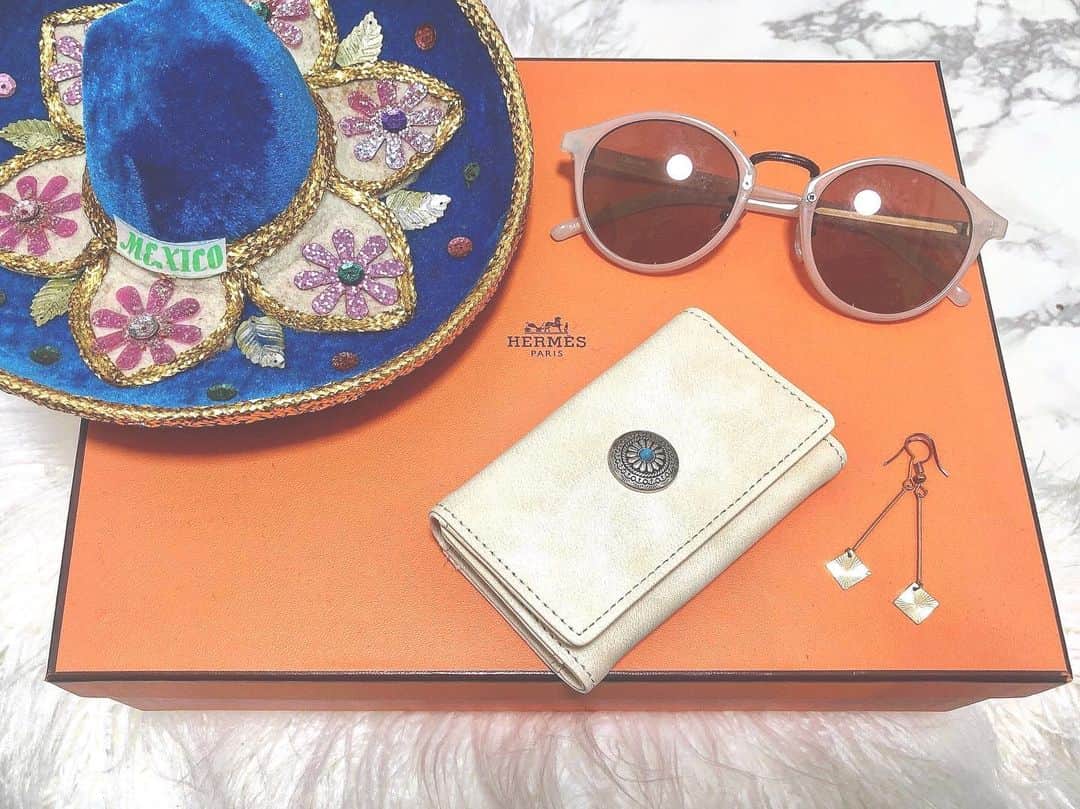のインスタグラム：「🌵🧡🌵🧡🌵 @gina.california.style . 可愛い可愛いキーケースげっと🤤❤️ . . 4つ鍵をつけられるところがあるから 便利ー🌟🌟🌟 . このシリーズはお財布も持ってるから お揃いで持ち歩きたい🧡 . . 他の色もあったよ！ 男女問わず使えるお洒落なキーケースだから チェックしてみてね😆 . #キーケース #カリフォルニア #メキシカン #メイクが盛れたので2枚目は私の顔付きw #California #Californiastyle #Mexico #Mexican #西海岸 #可愛い #お洒落 #wakanastyle #wakanabody #wakanamake #makeup」