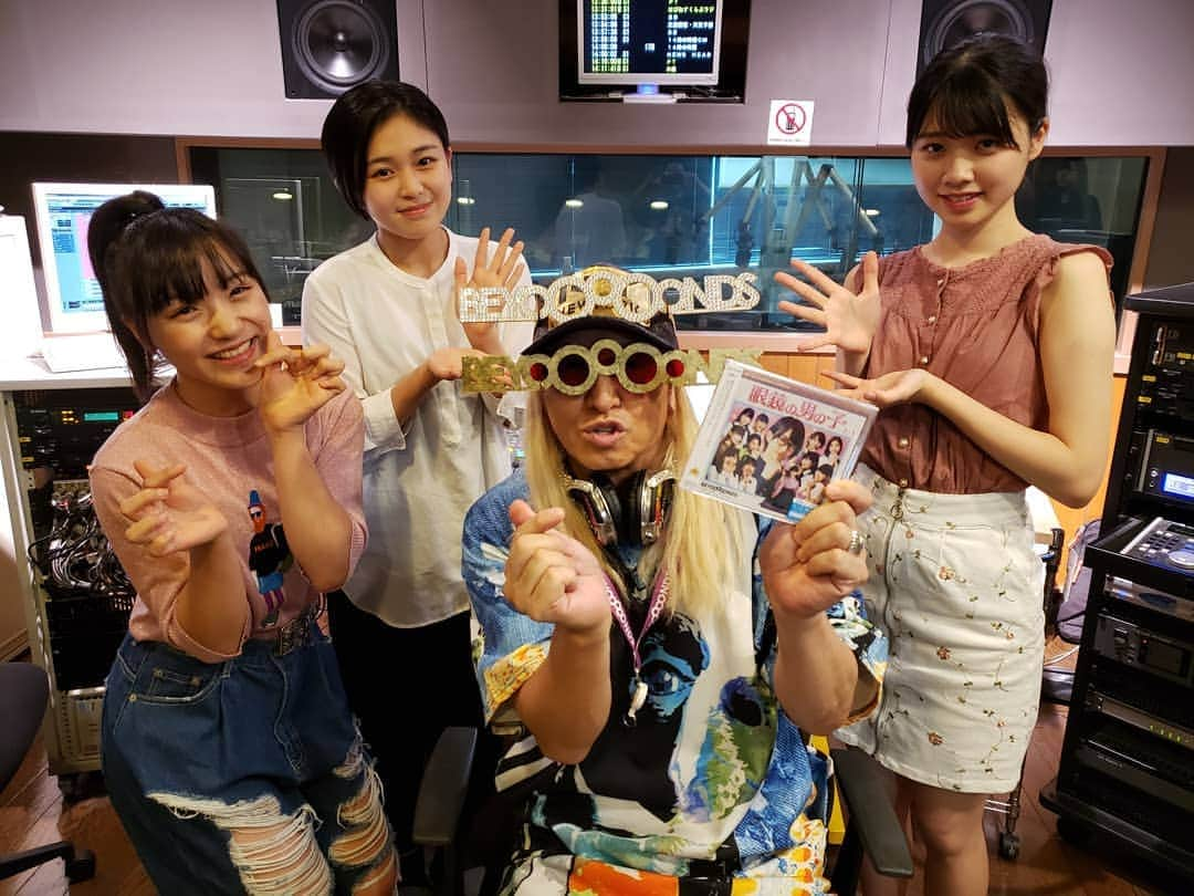 DJ KOOさんのインスタグラム写真 - (DJ KOOInstagram)「#BEYOOOOONDS 登場！！ラジオゲストに！！桃々姫、美葉、萌花の3人が来てくれた！！話すこと盛り沢山でホント楽しい時間でした！！特性のビヨーンズメガネ嬉しみスギた！！益々応援するぜ！！桃々姫画伯のDJ KOOがヤバ可愛い！！ #ビヨーンズ #ニッポンノDNA #雨ノ森川海 #清野桃々姫 #平井美葉 #小林萌花 #DJKOO」8月20日 15時16分 - dj_koo1019