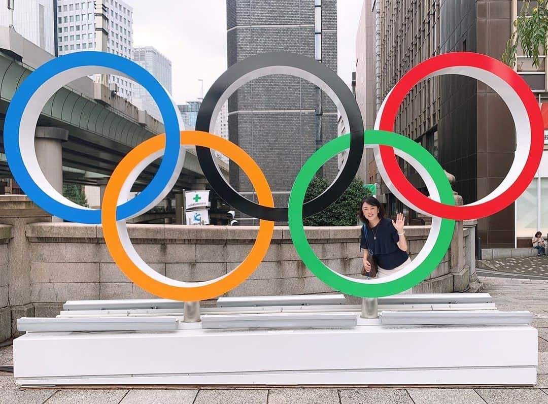 牛窪万里子さんのインスタグラム写真 - (牛窪万里子Instagram)「今日は日本橋のクライアント先に秋の講演の打ち合わせ。  日本橋は街中、オリンピックモードが高まっています！  大きな五輪のモニュメントまで！  #日本橋 #オリンピック #オリンピックモード #来年のオリンピックに向けて  #nihonbashi  #tokyolympics2020  #instajapan  @tokyo2020」8月20日 15時17分 - mariko_ushikubo