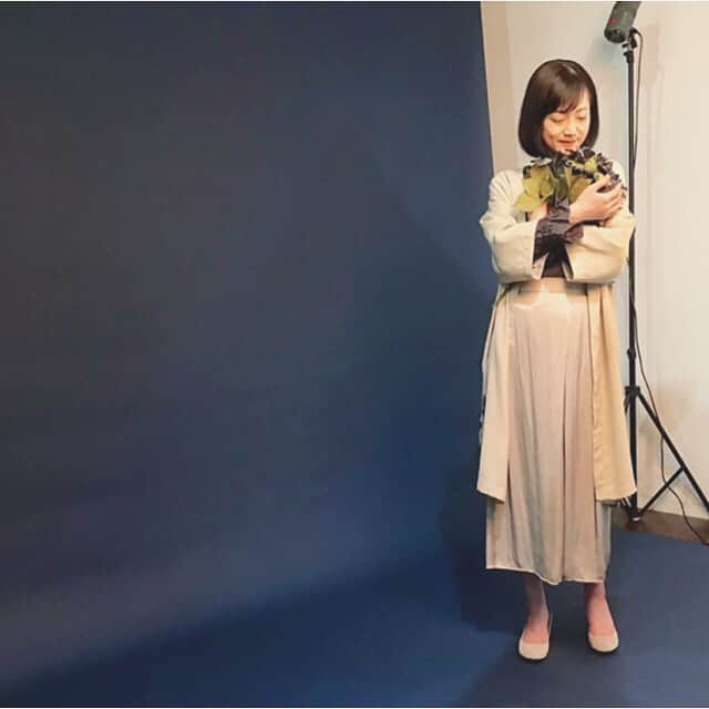 遠山景織子さんのインスタグラム写真 - (遠山景織子Instagram)「音楽朗読劇『ヘブンズ・レコード』〜青空篇〜2019ビジュアル撮影をしました😊💐 ☆ 9/12〜9/16有楽町よみうりホール ☆ 9/27〜9/29神戸新聞松方ホール 是非劇場にいらしてくださいね。 https://www.miraiheikiru.jp/stage/2019/ #音楽朗読劇  #ヘブンズレコード青空篇  #ビジュアル撮影  #たくさんの思い  #思いを込めて #生きてゆく #未来#生きる  #母親 #母の思い #遠山景織子」8月20日 15時35分 - kyooko.9.tooyama