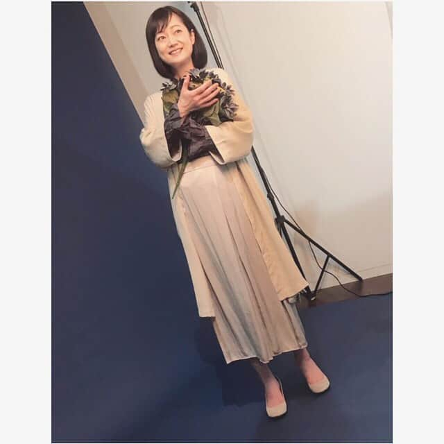 遠山景織子さんのインスタグラム写真 - (遠山景織子Instagram)「音楽朗読劇『ヘブンズ・レコード』〜青空篇〜2019ビジュアル撮影をしました😊💐 ☆ 9/12〜9/16有楽町よみうりホール ☆ 9/27〜9/29神戸新聞松方ホール 是非劇場にいらしてくださいね。 https://www.miraiheikiru.jp/stage/2019/ #音楽朗読劇  #ヘブンズレコード青空篇  #ビジュアル撮影  #たくさんの思い  #思いを込めて #生きてゆく #未来#生きる  #母親 #母の思い #遠山景織子」8月20日 15時35分 - kyooko.9.tooyama