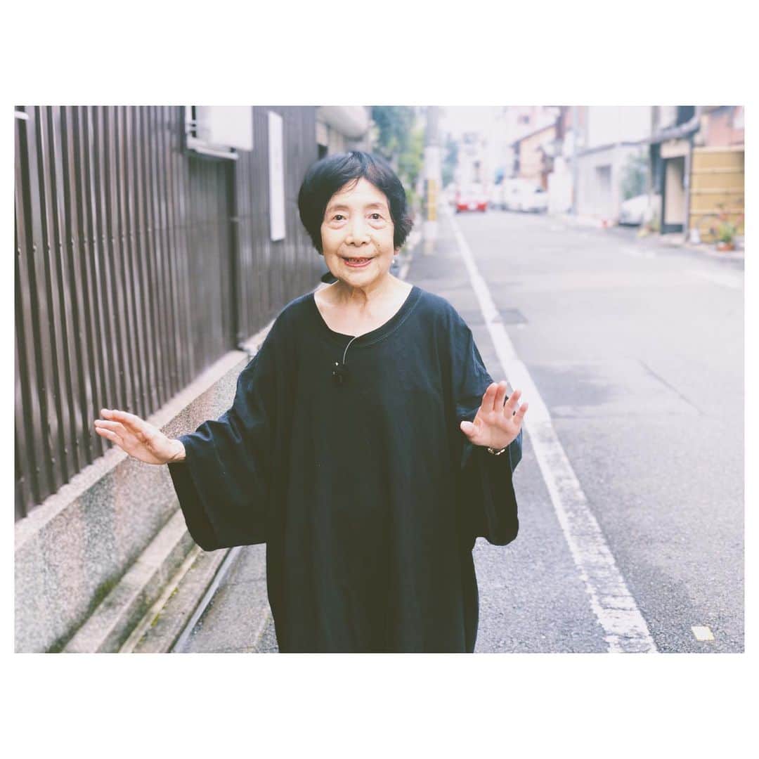 こやまたくやのインスタグラム：「9月7日深夜放送、 #テンゴちゃん の企画で、自分のおばあちゃんにライブ衣装を着てもらって写真を撮りました。 #まごふく です。今日は朝から京都で撮影、もう88歳やのに頑張ってくれました。めちゃくちゃいい思い出になった。ええ企画や。ヤバT ならぬ #ババT 、放送をお楽しみに。」