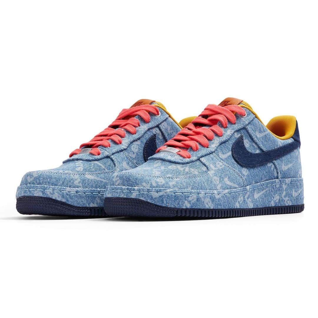 HYPEBEASTさんのインスタグラム写真 - (HYPEBEASTInstagram)「@hypebeastkicks: @nike and @levis keep the denim love coming with a customizable “Nike By Levi’s” pack. It includes the  Air Force 1 High and Low silhouettes, each reimagined in washed-out pink and indigo denim and emblazoned with all-over Levi’s logos. The kicks will drop alongside a project dubbed “Levi’s By You,” which allows fans to reinvent the Air Force 1 models and the Air Max 90 with their own selection of Levi’s fabric and trim. Look for it all to rollout on August 26.  Photo: Nike」8月20日 15時36分 - hypebeast