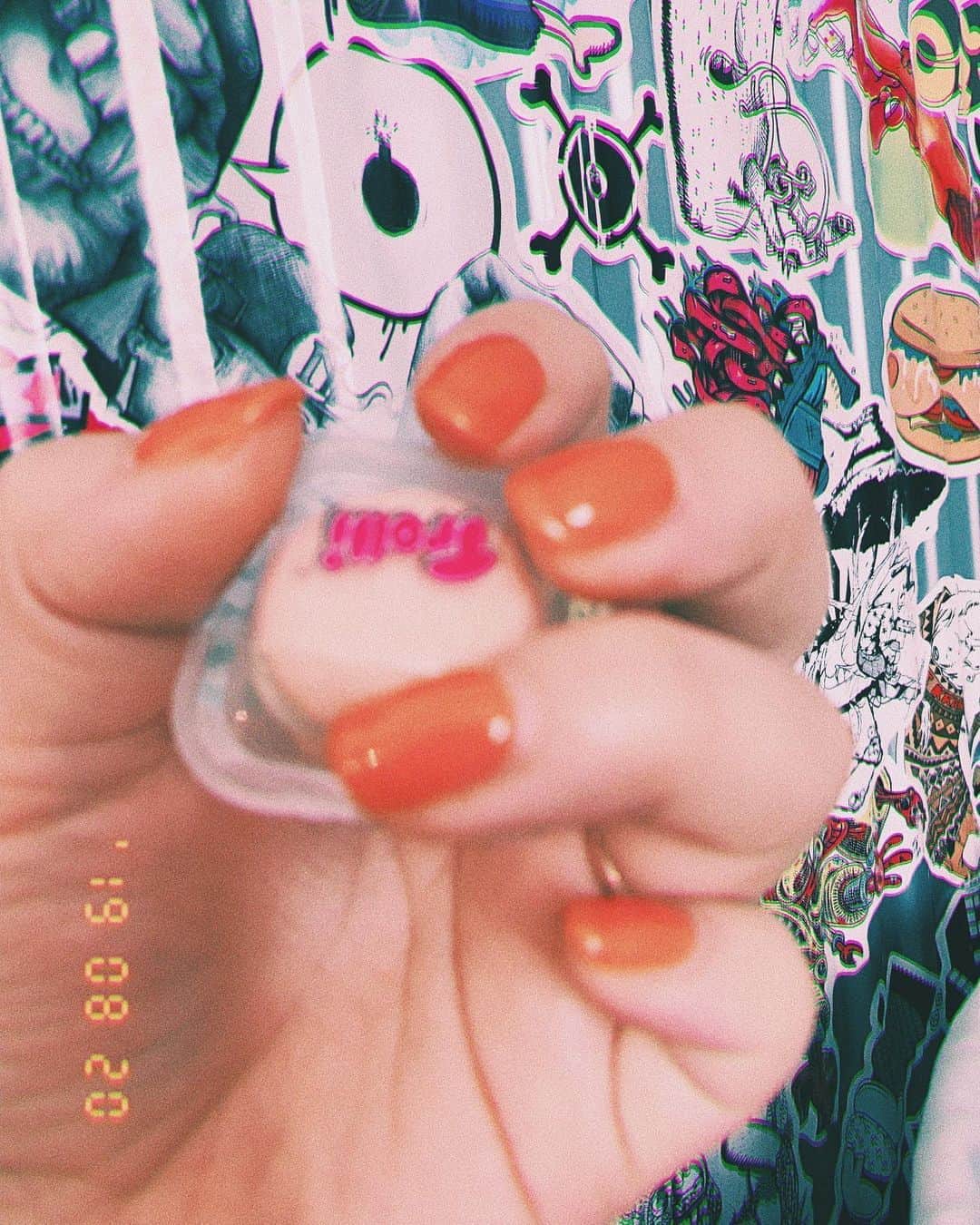 Linaのインスタグラム：「ハンバーガーグミもらった🍔 ネイルは @tru_harajuku さんでWater Orange🍊. 店員さん皆親切で居心地最高だし超早い!! もうずっとお世話になってます🧡. 本当はプールとか海で撮りたかったなあ🏖😗. まだ夏終わらないで😭😭😭. . #trunail #harajuku #原宿 #ジェルネイル #ハンドネイル #orange」