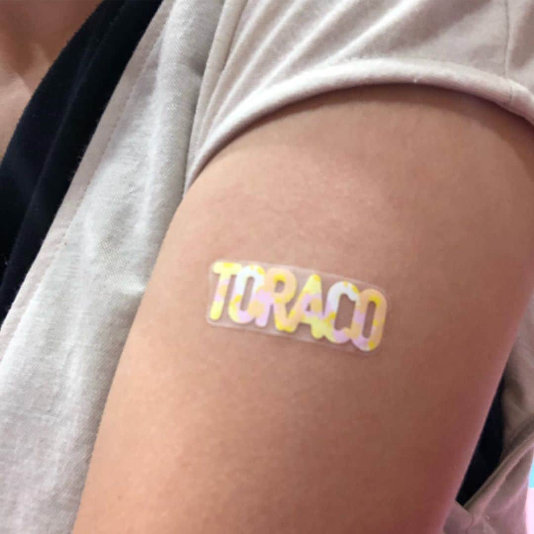 TORACOさんのインスタグラム写真 - (TORACOInstagram)「トラ耳ヘアを体験した後は、「ボディシール体験ブース」へGO! TORACOユニフォームと同じ花柄の可愛いデザインのボディーシールを貼ってもらっちゃおう♪  ブース横では、松澤奈奈さんによるライブペインティングも実施^^ ボディシールをつけたら、 ライブペインティングを背景に写真撮影しちゃおう♪  #TORACO #阪神タイガース#TORACODAY #ボディシール#ライブペインティング#松澤奈奈 さん」8月20日 15時34分 - toraco_tigers