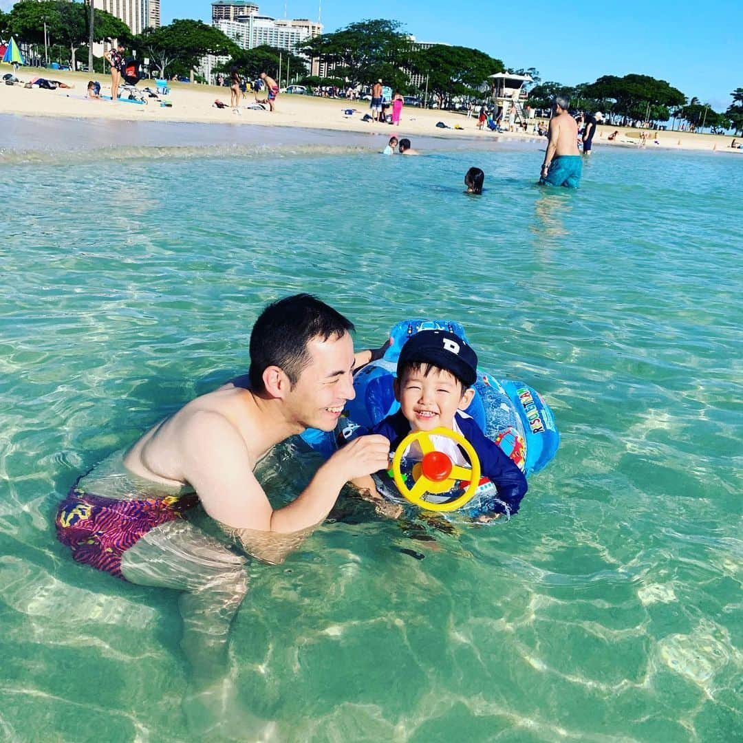 三遊亭とむさんのインスタグラム写真 - (三遊亭とむInstagram)「海デビュー  #alamoanabeach  #一歳10ヶ月」8月20日 15時40分 - tomusuetaka