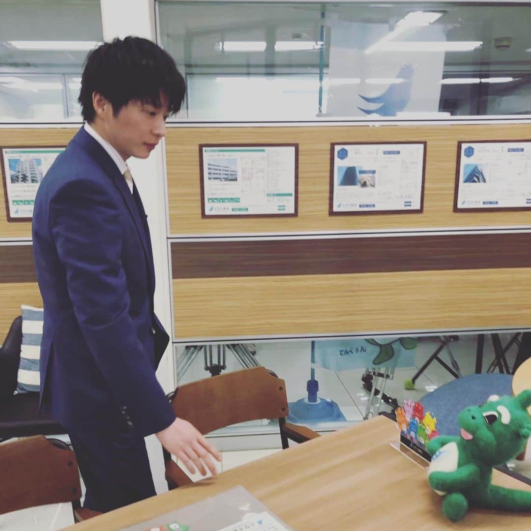 おっさんずラブ 武蔵の部屋のインスタグラム：「今日も例の春田くんは元気である☺️ #本日もお客様と予約があるらしく #テーブルを片付けている春田くんをパシャり📸 #弊社マスコットキャラクターてんくぅんで #おもむろに遊んでいるようである #もぉーバカバカ仕事中だろぉー❤️ #ダメだぞそんな2ショットぉ❤️ #尊みが過ぎてあげみざわ❤️ #んっえっあれっ... #なにこれなにこの俺のテンション... #マジナニコレ珍百景なんですけど... #記憶のカケラを探していたはずが #なにか別のものを見つけそうな気がします #てゆーかそもそも春田くんというのもよそよそしい気がしてきた #だって10年以上の付き合いらしいじゃん❓ #いや記憶喪失だから覚えてないんだけども😣 #春田くんに良きあだ名なんぞを付けたい今日この頃である #大募集中だお🍎」