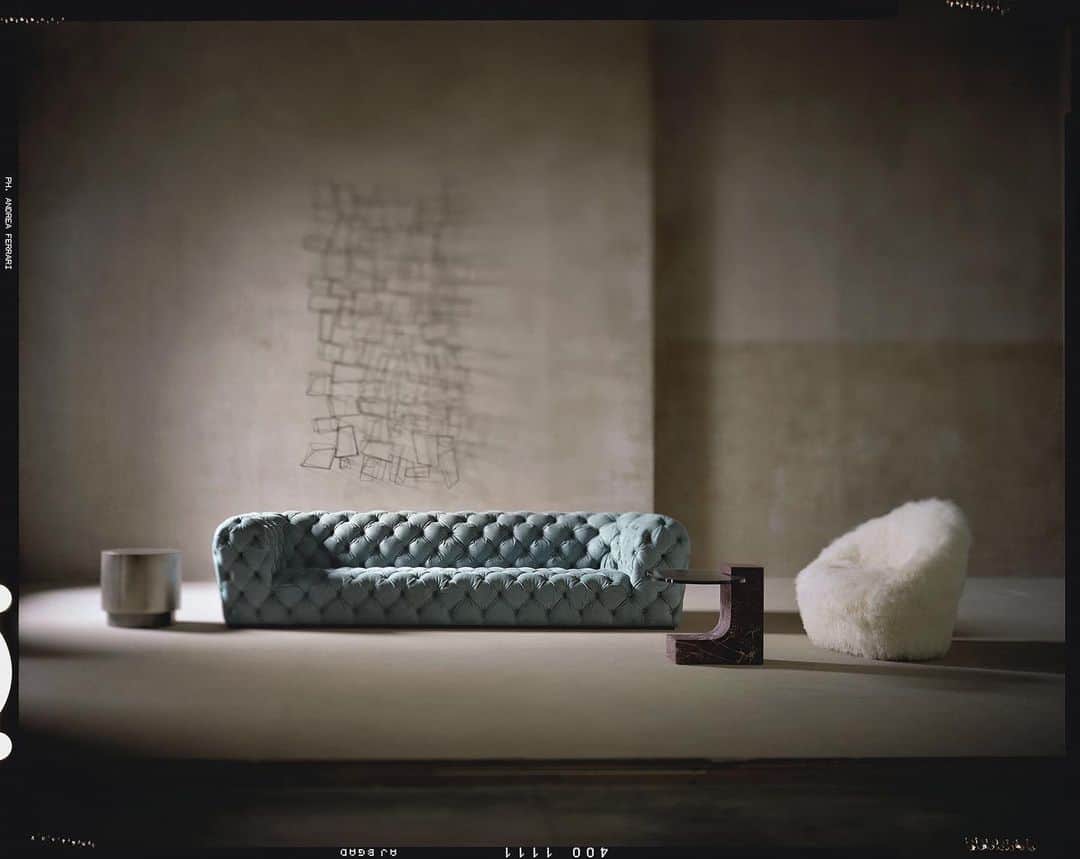 のインスタグラム：「New ADV Campaign ・ Sofa : CHESTERMOON Design : Paola Navone ・ ・ ・ #baxter #baxtermadeinitaly #baxtercinema #baxterjapan #baxtertokyo #tradition #traditional #madeinitaly #leather #instamood #instagood #instadaily #archilovers #design #interior #interiordesign #interiorstyling #picoftheday #バクスター #バクスタージャパン #バクスタートーキョー #イタリア家具 #インテリア #モダンインテリア #家具 #ソファ #インテリアデザイン #インテリアコーディネート」