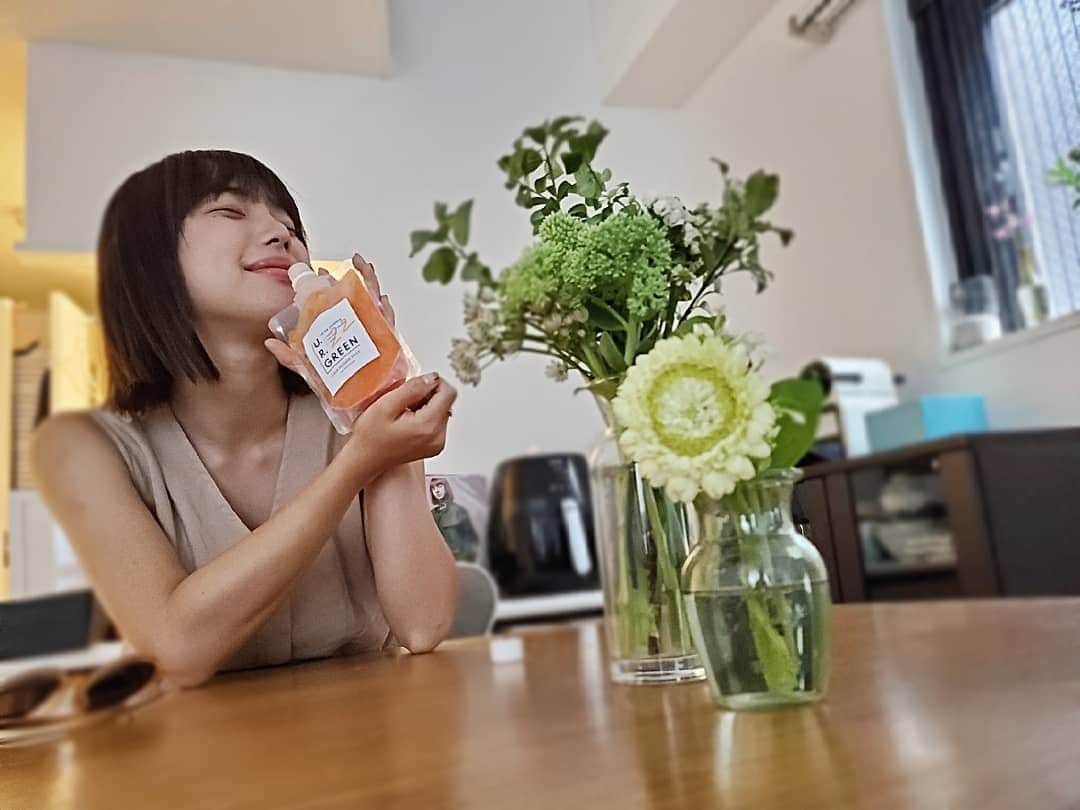 のインスタグラム：「🍅 . 最近毎朝取り入れている URGREENのコールドプレスジュース✨ . 冷凍庫で保管して飲む時に チューペットみたいに飲むと この季節特に美味しいの☀🕶 . 私は苦いコールドプレスジュースも 野菜とってるって感じがして好きだけど URGREENのコールドプレスジュースは 栄養化も考えながら作られているのに 自然な甘さで美味しくて 毎朝の楽しみになった💞 . . クラウドファンディングのマクアケで 先行発売されているようなので 気になる方はチェックしてみてください😌 https://www.makuake.com/project/u_r_green/ . . . @ur__green #URGREEN #ユーアーグリーン #コールドプレスジュース」