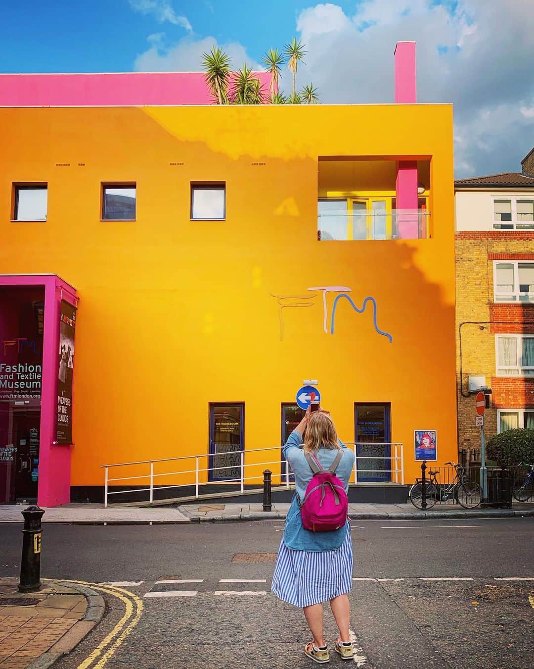 Tea and sittingさんのインスタグラム写真 - (Tea and sittingInstagram)「...I had such a great and inspiring trip out with @sophieabbottartist yesterday...we went to the #frankbowling exhibition @tatebritainlondon ; we walked a lot, talked a lot, took a river boat, visited the #peterlayton exhibition @londonglassblowing in Bermondsey and obviously took loads of photos...which you can now see in my Stories and if you swipe across here. Sometimes affording the time for a day of looking at things, especially when you think you’re too busy, is exactly what’s needed!!」8月20日 15時51分 - 5ftinf