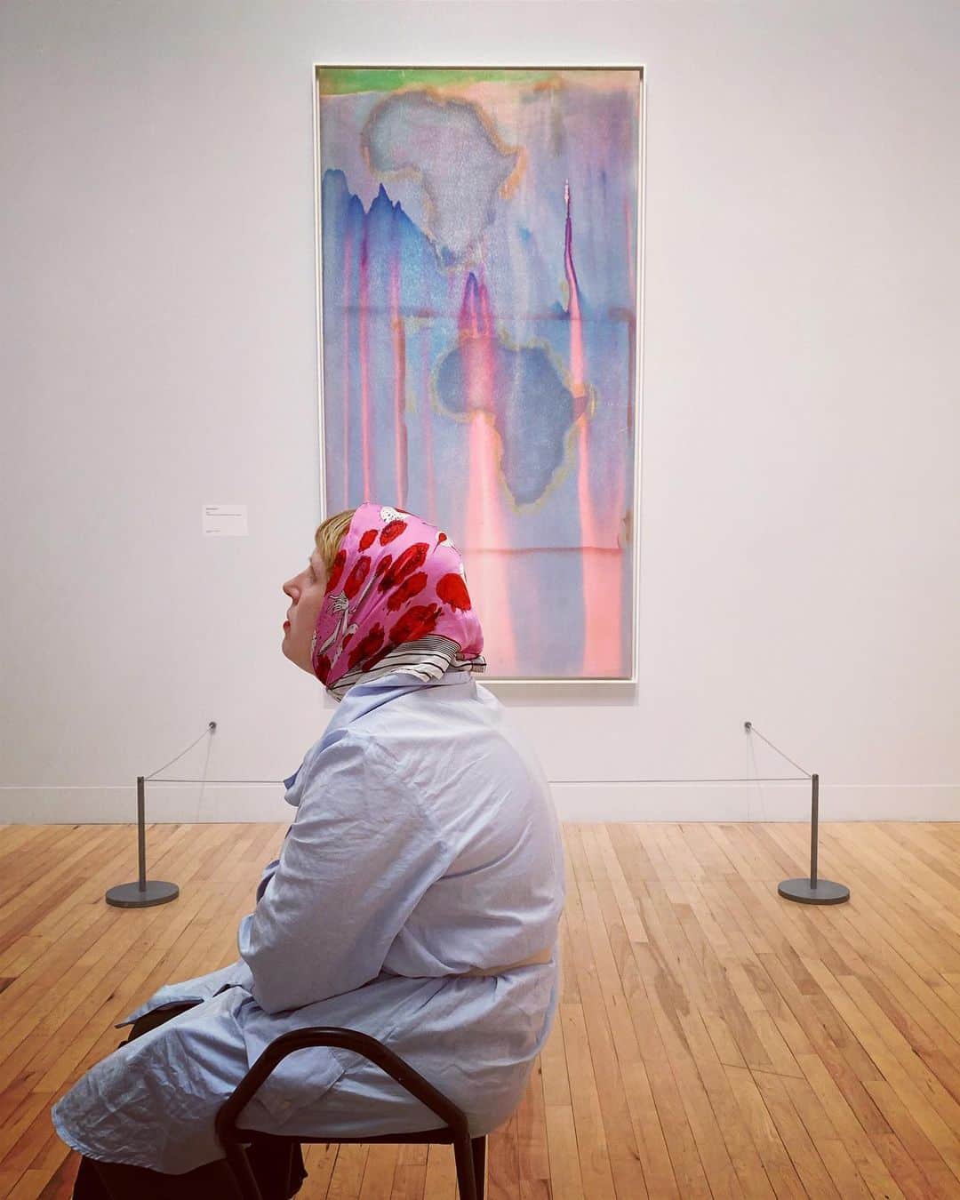 Tea and sittingのインスタグラム：「...I had such a great and inspiring trip out with @sophieabbottartist yesterday...we went to the #frankbowling exhibition @tatebritainlondon ; we walked a lot, talked a lot, took a river boat, visited the #peterlayton exhibition @londonglassblowing in Bermondsey and obviously took loads of photos...which you can now see in my Stories and if you swipe across here. Sometimes affording the time for a day of looking at things, especially when you think you’re too busy, is exactly what’s needed!!」