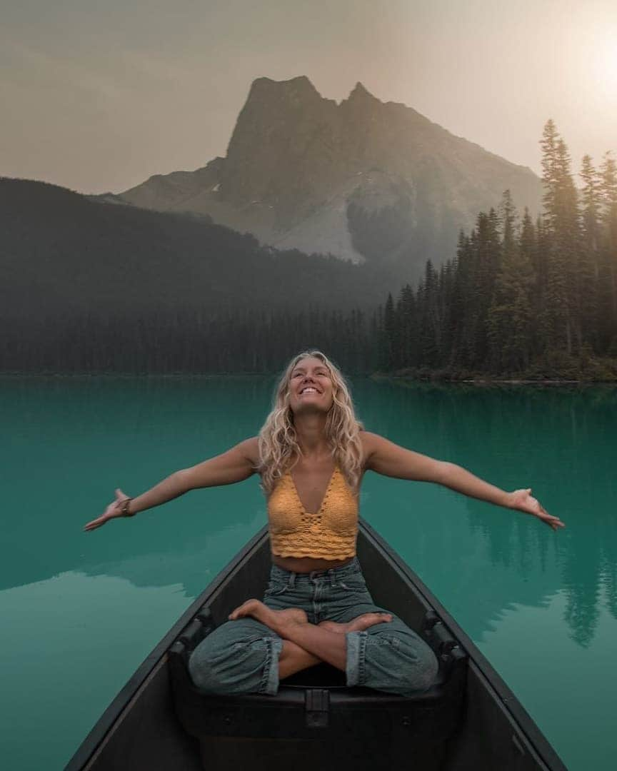 Discover Earthさんのインスタグラム写真 - (Discover EarthInstagram)「“Can you feel the joy of this moment?! One of those nights that I’ll forever be grateful for!” 🇨🇦 For most visitors, this vividly colored lake is Yoho’s most unmissable sight. Ringed by forest and silhouetted by impressive mountains, including the iconic profile of Mt Burgess to the southeast, it’s a truly beautiful spot. Tag someone who is always calm and loves the nature! — 📍 #DiscoverCanada — 📸 Caption & photo by @wildbonde」8月20日 16時02分 - discoverearth