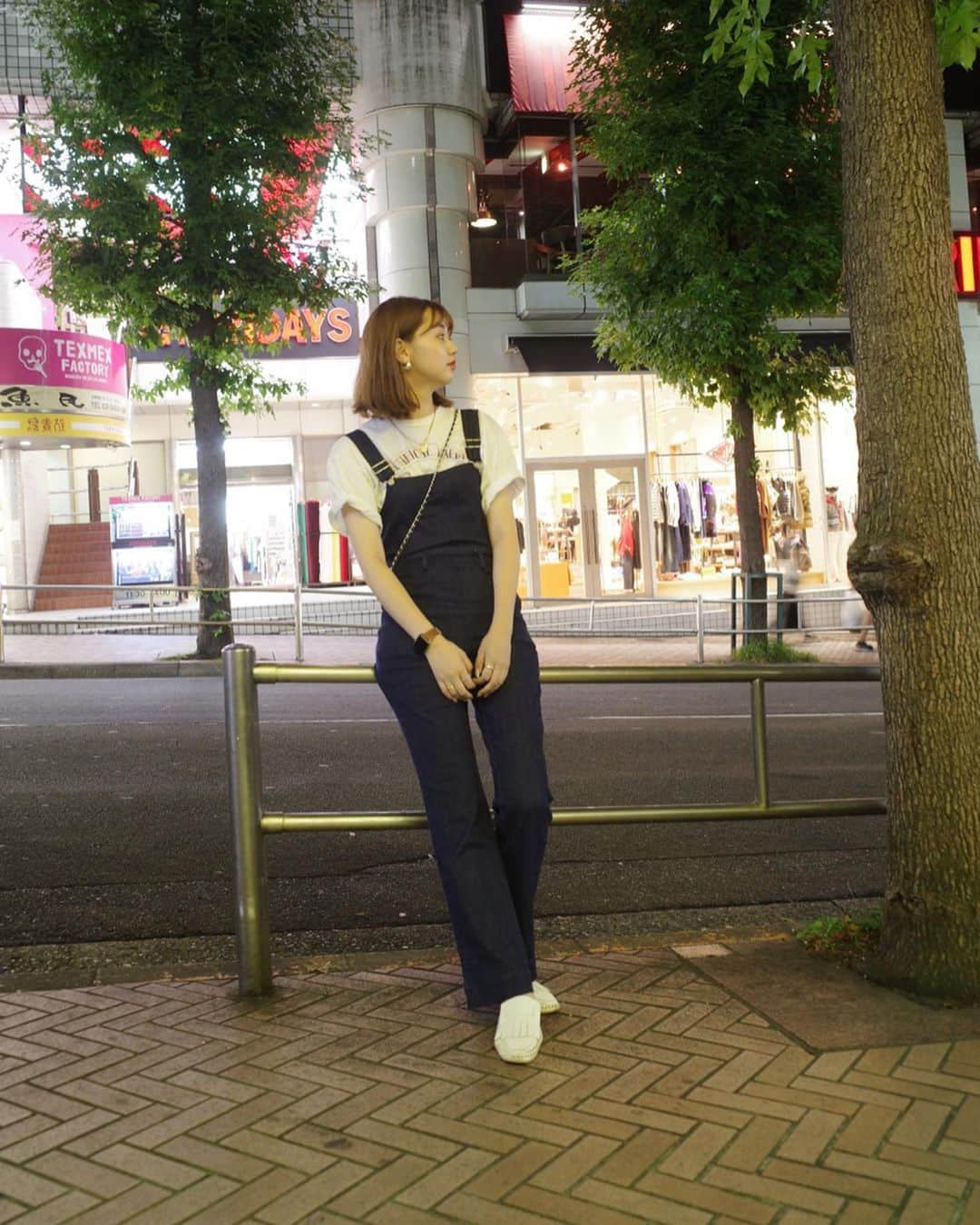 江野沢愛美さんのインスタグラム写真 - (江野沢愛美Instagram)「この間の私服だ〜よ〜。 このオーバーオール結構ぴったりしてるのに めちゃくちゃ動きやすい。びっくり。 そして大人可愛い、お気に入り♥️ 今度は何に合わせようかな。オフショルとか合わせたいな、  @honeymihoney_official  @gvgv_official  靴は韓国で¥2500 で買ったもの。 #私服 #ootd #honeymihoney」8月20日 15時55分 - enosawa_manami
