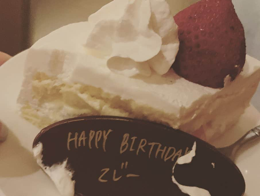 手島優さんのインスタグラム写真 - (手島優Instagram)「昨日はサプライズでちょいと早いお誕生日のお祝いもしてもらったよ〜🎂✨ 急遽来れなくなっちゃった菊地亜美ちゃんからも含め3人から❤️かわゆいケーキ頂きましたん🤗  うーれし✨🌈✨ ありがとぉぉぉぉお❤️ 正直このメンバーって、 こういうサプライズしないタイプだと思ってたからほんとビックリした‼️笑💕笑💕  しあわへ❤️❤️❤️❤️❤️ ＊バービーちゃんから教わったほうれん線隠しポーズをしつこいくらいみんなでやった✌️ 笑いすぎてブレたぞ🤣あたしだけねっっ！！なぜだっ笑  #芹那 #バービー ちゃん #菊地亜美 ちゃん #お誕生日 #ありがとう」8月20日 15時57分 - tejimayuu0827