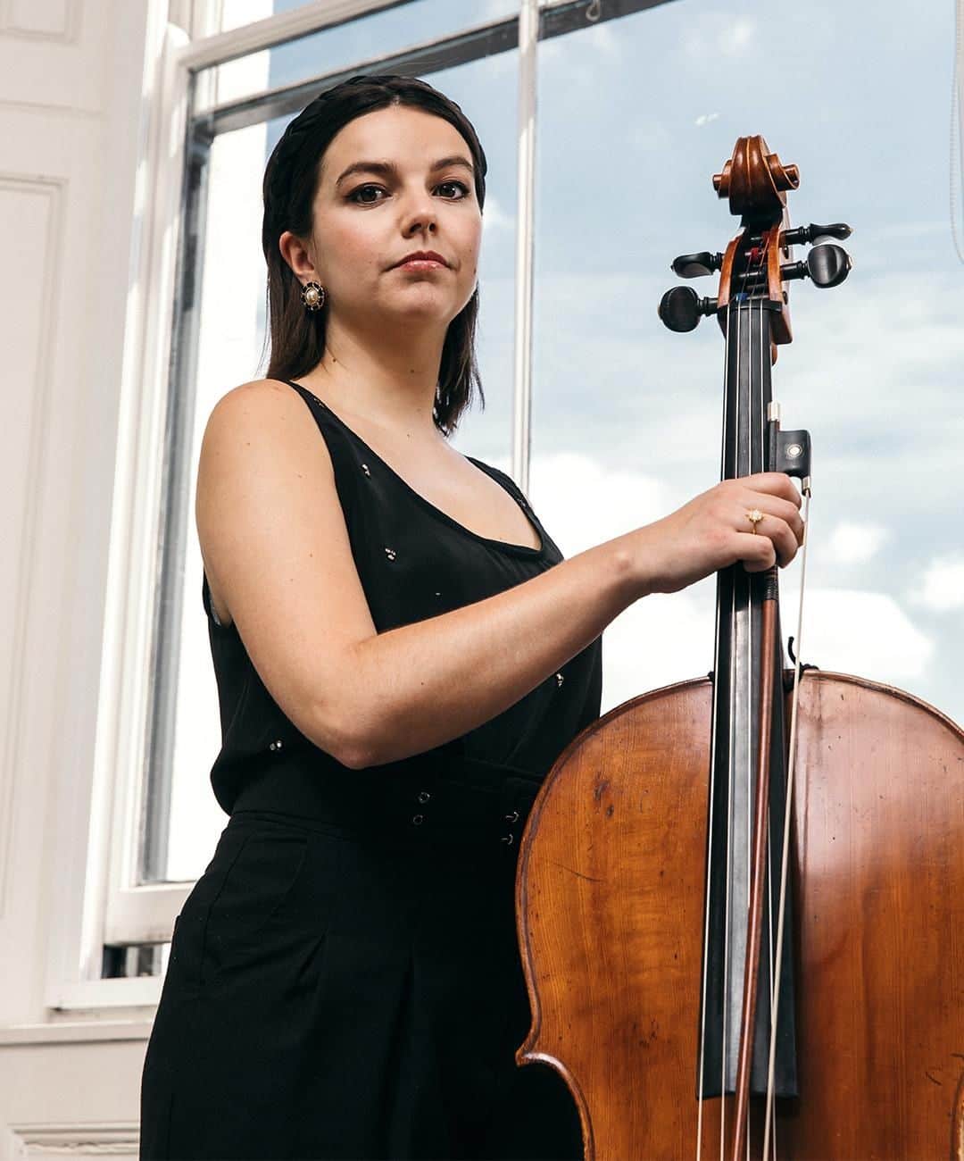 アクセサライズのインスタグラム：「"I really love performing. Partly it’s just the joy of the music but I also think there’s an intensity of concentration that I get when I’m performing that I don’t really get in any other situation." There's no such thing as a typical day for a passionate cellist. On the blog, we caught up with Steph to get a glimpse into her many sides. 🎼 ~ Tap the link in the bio to discover more and hear how Steph expresses herself with Accessorize.  #EverythingYouAre #Accessorize #Accessorizer」