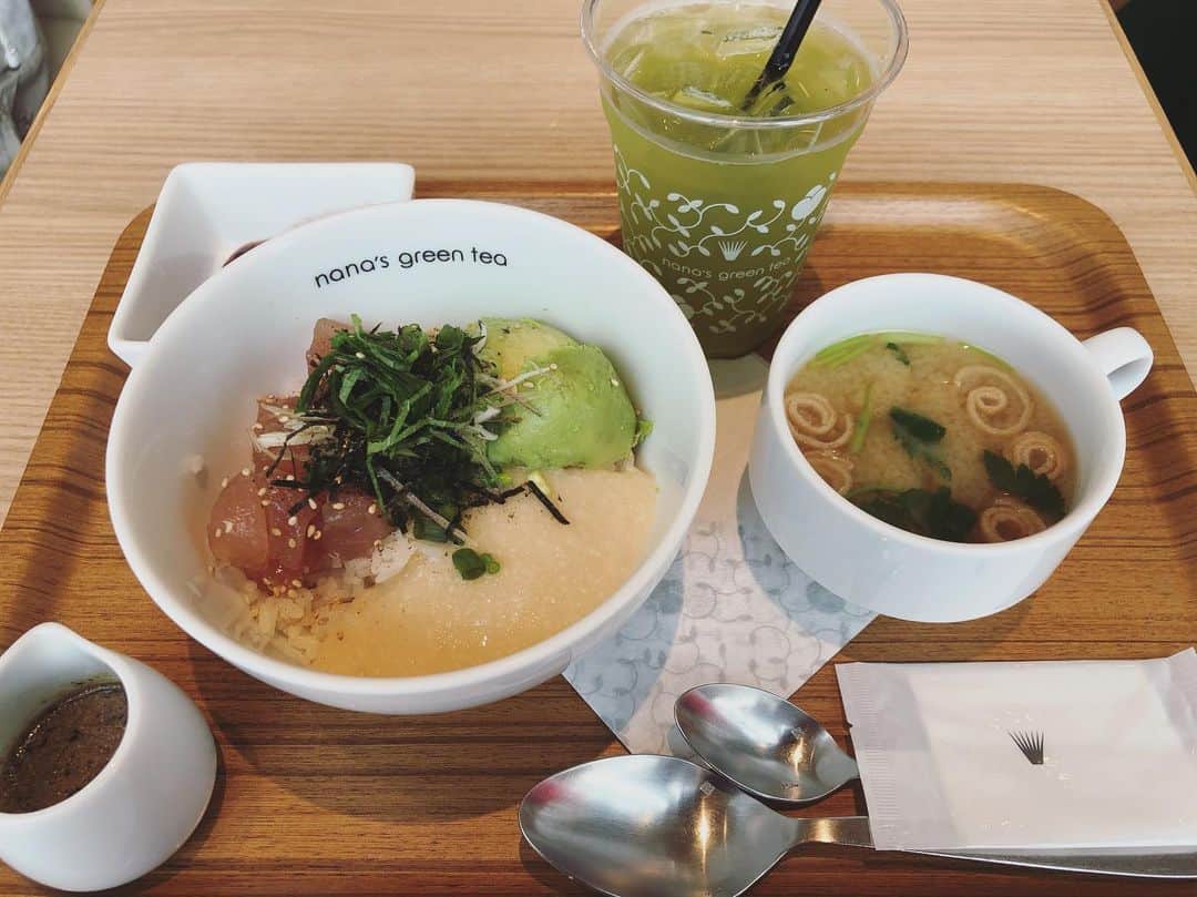 倉田雅世さんのインスタグラム写真 - (倉田雅世Instagram)「本日のランチでした。 鮪とアボカド丼、冷たい煎茶、白玉あんみつ。 女子が好きそうなセット❣️ 手軽に美味しい日本茶が飲めるのもいいね^ ^  #nanasgreentea」8月20日 16時00分 - kuralamune
