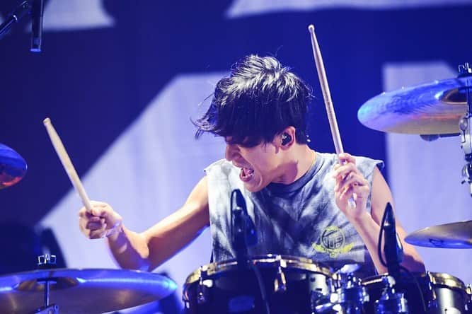 Bunta のインスタグラム：「Summer Sonic 20th㊗️ サマソニ大阪からの2日目はTOTALFATとしてRAINBOW STAGEのトリを務めた🔥レッチリ裏だっていうことも、自分が観たいって気持ちを除けば凄い名誉な事🙏🙏🙏 個人的にはTFとして出なかった年もOZROSAURUSで出演したので今回が10回目の出演。個人として最多出演は俺なのかも🤔って思いながら感慨深いステージになった。  ShunがMCでも話してたけど、2000年の夏1回目のコニファーフォレストでのサマソニに組んだばっかりのTOTALFATのメンバーと行ったその日から、ずっとフェスに憧れてバンドの生活を送っていた気がする。あの頃に自分が10回もサマソニに出演できるなんて思ってもなかった。  今回も3日目のFlume終わりまでしっかり観てやっぱり俺にとってサマソニは最大のモチベーターであり、夢のステージだっていうのは変わりない事を再確認。  続ける事の大切さ、夢を持ち続ける大切さ、色んな事を学んだな😍  今回のステージがTOTALFATとしてのKubotyのラストステージっていうのも気合が入った！四人での集大成をみせられたと思う🥁♨️🥁 これからもずっーとサマソニには出たいし出られなくても、観に行く事は変わりないな！！ ©SUMMER SONIC All Copyrights Reserved.  #TOTALFAT #summersonic #drumforhappy #drums #yamahadrums #zildjian #zildjiancymbals #lowiq01 #officialhigedandism」