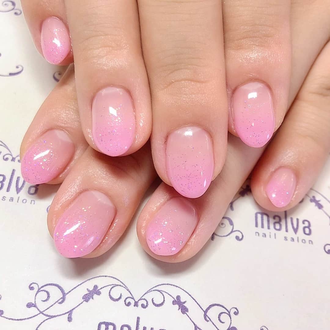 nailsalon malva（ネイルサロンマルヴァ）さんのインスタグラム写真 - (nailsalon malva（ネイルサロンマルヴァ）Instagram)「お客様ネイル💘⠀ ⠀ 《ベーシックプラス083》⠀ ⠀ 甘めのピンクにほんのりラメ✯*･ :.｡⠀ 女子力高めのカラーです💜⠀ ⠀ スワイプで動画もご覧いただけます⋆｡˚ ⋆｡˚ ❁⠀ ⠀ 💜💜💜💜💜💜💜💜⠀ ⠀  𝐧𝐚𝐢𝐥 𝐬𝐚𝐥𝐨𝐧  𝐦𝐚𝐥𝐯𝐚⠀ ⠀ ご予約はLINEからがオススメです☆⠀ 🌙原宿LINE ID→《@malvaで検索》⠀ ⠀ 全てのアートや料金表はHPからご覧いただけます✯*･ :.｡⠀ http://www.malvanail.com/sp/⠀ ⠀  #malva#マルヴァ#ネイル#gelnail#nail#nailart#naildesign#nailstagram#ジェル#gel#ジェルネイル#ネイルデザイン#原宿ネイル#nailsalon#ネイルサロン#ネイルチップ#森絵里香#malvaネイル#malvanail#ネイリスト募集#美甲#fashion#ハンドネイル#夏ネイル#네일#젤네일#甲油#指甲#beauty#ピンクネイル」8月20日 16時00分 - malva_nail