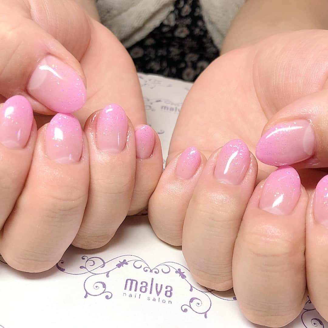 nailsalon malva（ネイルサロンマルヴァ）さんのインスタグラム写真 - (nailsalon malva（ネイルサロンマルヴァ）Instagram)「お客様ネイル💘⠀ ⠀ 《ベーシックプラス083》⠀ ⠀ 甘めのピンクにほんのりラメ✯*･ :.｡⠀ 女子力高めのカラーです💜⠀ ⠀ スワイプで動画もご覧いただけます⋆｡˚ ⋆｡˚ ❁⠀ ⠀ 💜💜💜💜💜💜💜💜⠀ ⠀  𝐧𝐚𝐢𝐥 𝐬𝐚𝐥𝐨𝐧  𝐦𝐚𝐥𝐯𝐚⠀ ⠀ ご予約はLINEからがオススメです☆⠀ 🌙原宿LINE ID→《@malvaで検索》⠀ ⠀ 全てのアートや料金表はHPからご覧いただけます✯*･ :.｡⠀ http://www.malvanail.com/sp/⠀ ⠀  #malva#マルヴァ#ネイル#gelnail#nail#nailart#naildesign#nailstagram#ジェル#gel#ジェルネイル#ネイルデザイン#原宿ネイル#nailsalon#ネイルサロン#ネイルチップ#森絵里香#malvaネイル#malvanail#ネイリスト募集#美甲#fashion#ハンドネイル#夏ネイル#네일#젤네일#甲油#指甲#beauty#ピンクネイル」8月20日 16時00分 - malva_nail