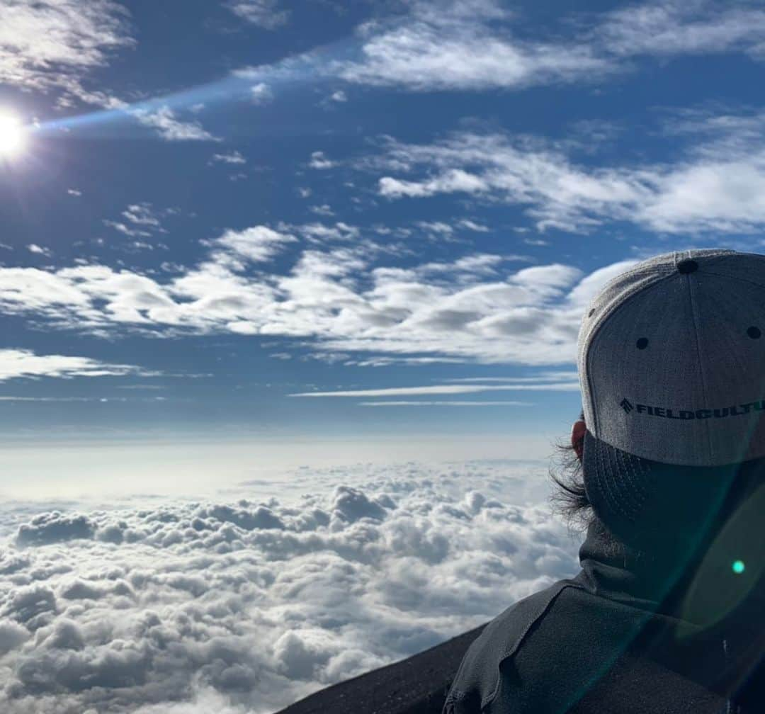 三浦雄也さんのインスタグラム写真 - (三浦雄也Instagram)「富士山山頂にて！ 天気に恵まれて難なく登りきる事ができました！ 詳しくはブログに書こうと思うのでぜひ！  #富士山 #富士登山 #富士山頂  #fieldculture  #フィールドカルチャー」8月20日 16時11分 - yu_ya_miura