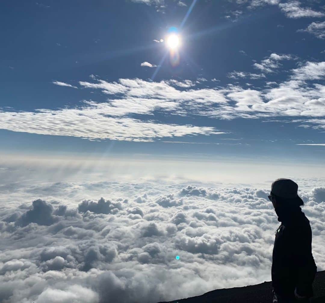 三浦雄也のインスタグラム：「富士山山頂にて！ 天気に恵まれて難なく登りきる事ができました！ 詳しくはブログに書こうと思うのでぜひ！  #富士山 #富士登山 #富士山頂  #fieldculture  #フィールドカルチャー」