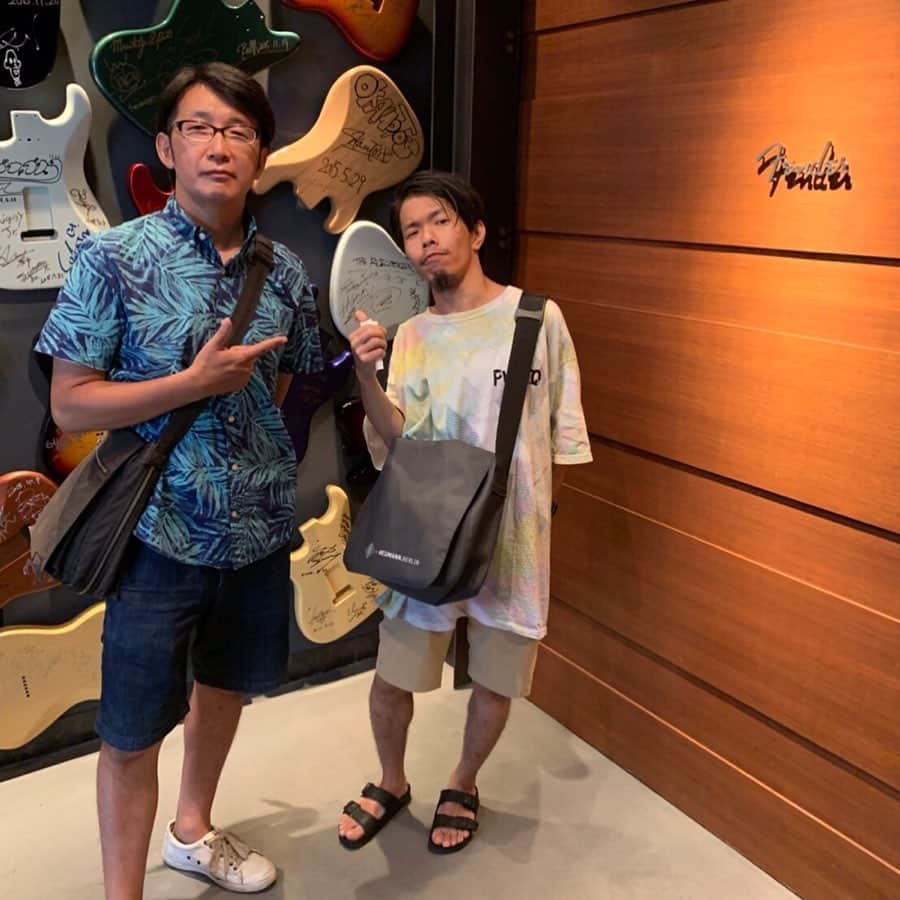 モリシーのインスタグラム：「『Catch The One』のレコーディングエンジニア遠藤さんと久々のFenderさんへ。 僕の愛すべきギター仲間の1人です。 そして無事機材を手に入れホクホク。 fenderさんもいつもありがとうございます！ 遠藤さんもお付き合いありがとうございましたー！ #fender #遠藤淳也 #awesomecityclub」