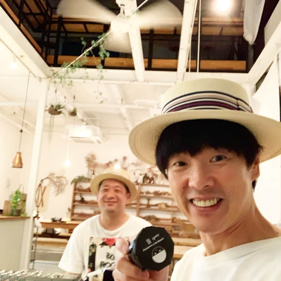 カジヒデキさんのインスタグラム写真 - (カジヒデキInstagram)「先週土曜日は、福山のコノクスさんでカフェライブ！夏秋のツアー2日目。一昨年のオープニング・パーティー以来3年連続ですが、更にお店が居心地の良い素敵な空間になっていて、とても気持ちの良いライブになりました。しかも本編とアンコールの合間に機材トラブルがあり、スピーカーから音が出なくなった為、アンコールは完全アンプラグドで3曲。お客さんには大変申し訳無かったのですが、逆にこんな機会はとてもレアですし、最高に温かい雰囲気のアンコールになったのでは？！と思っています。。見に来て下さった皆さん、コノクスの皆さん、本当にありがとうございました！また来年もよろしくお願いします。」8月20日 16時11分 - hideki_kaji