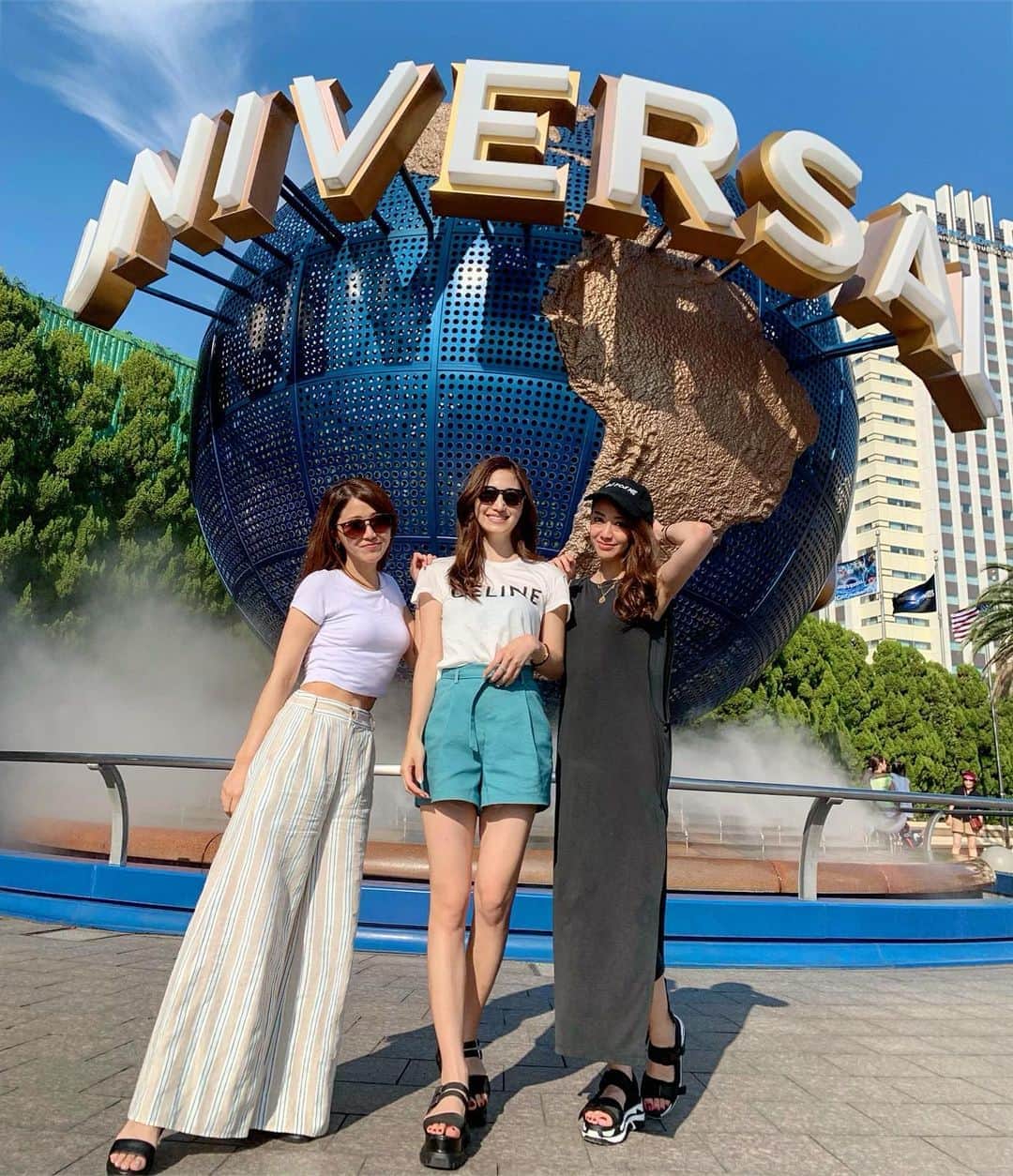 のインスタグラム：「． ＷかおりさんたちとUSJ😎🌏 関西配属の時は年パス持ってたのに フライングダイナソー乗ったことなくて😱 念願のフライングダイナソー🎢乗れた\( ˆoˆ )/ ． 大阪旅行楽しすぎたな🥺🥳🥰 日中はユニバ！夜は北新地！ 久々に丸一日ぶっ通しで遊んだ♡♡ 笑いすぎて頬っぺたとお腹筋肉痛なったよ🤣 ． #usj #ユニバーサルスタジオジャパン #ユニバ #ユニバーサル #ユニバコーデ #ユニバ🌏 #ユニバデート #大阪旅行 #大阪観光 #大阪 #osakajapan #北新地」