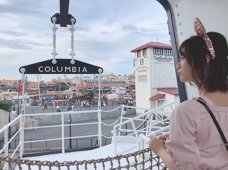 深川舞子のインスタグラム：「ディズニーの街並みは凄く 華やかで落ち着く😊 黄昏ちゃってます←  #ディズニーシー #ディズニーシー風景」