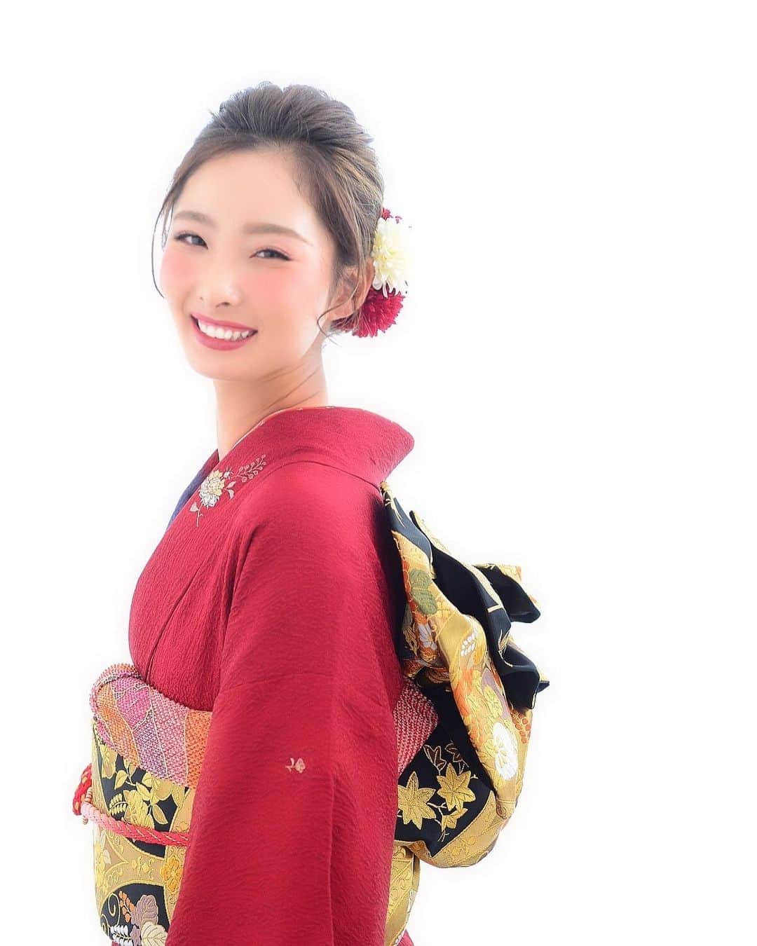 鶴岡果恋のインスタグラム：「. 今日で２０歳になりました^_^ . 両親をはじめ、沢山の方々に支えられ この日を迎えられました。 これからは成人として立派な人間に なれるように成長します！ そして大人な女性めざします(^_^)♡ . この画像は成人式の前撮りの画像を ピックアップしました 振袖はおさがりのを着させて頂きました とっても色合いが綺麗なんです👘😌 成人式で着れるのが楽しみ🥰 . #成人 #ハタチ #前撮り」
