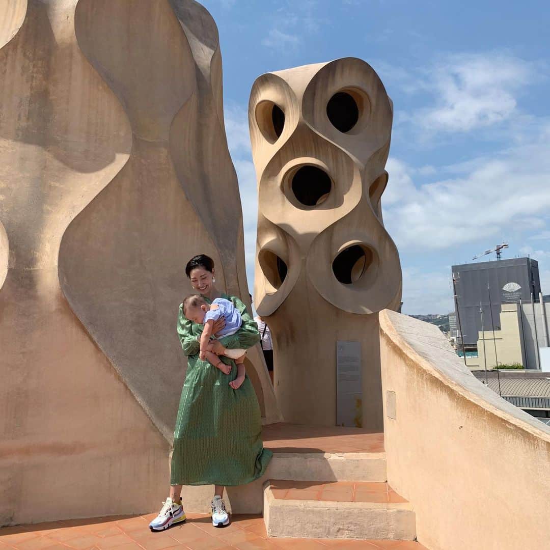 のインスタグラム：「カサ・ミラへ。 建物を包む波打つ曲線美 内部のあちこちに施された有機的なデザイン、 これは今回初めて知ったんだけど建物の表面にはモンセラットの石灰岩が使われてるとか。ガウディは自然との融合も魅力の一つ。何度訪れても新鮮です。 #barcelona #katalunya🇪🇸 #spain #holiday #summer #familytrip #るり初めての夏」