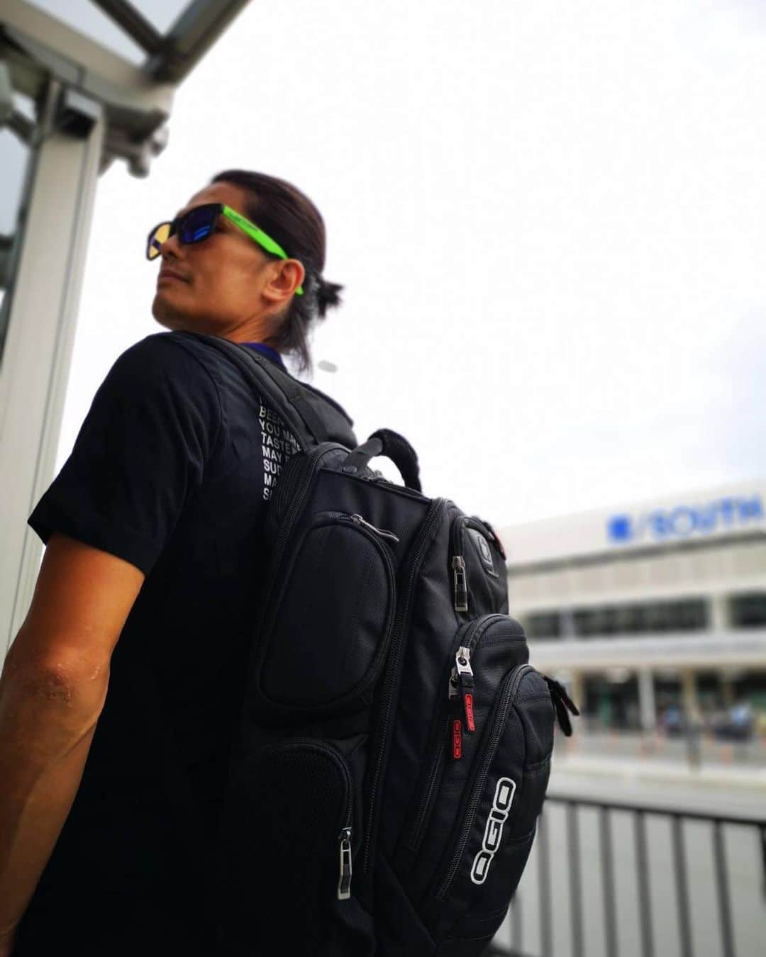 黒山健一さんのインスタグラム写真 - (黒山健一Instagram)「伊丹空港ですわ❗️ ちょっと野暮用で、旅に出ます❗️ パパッと荷物を入れて、リュックを背負って旅に出る❗️‬ そんな時には、オジオのリュック❗️ 最高やなっ👍👍 #OGIO #オジオパワースポーツ ‬」8月20日 16時33分 - kenichi_kuroyama