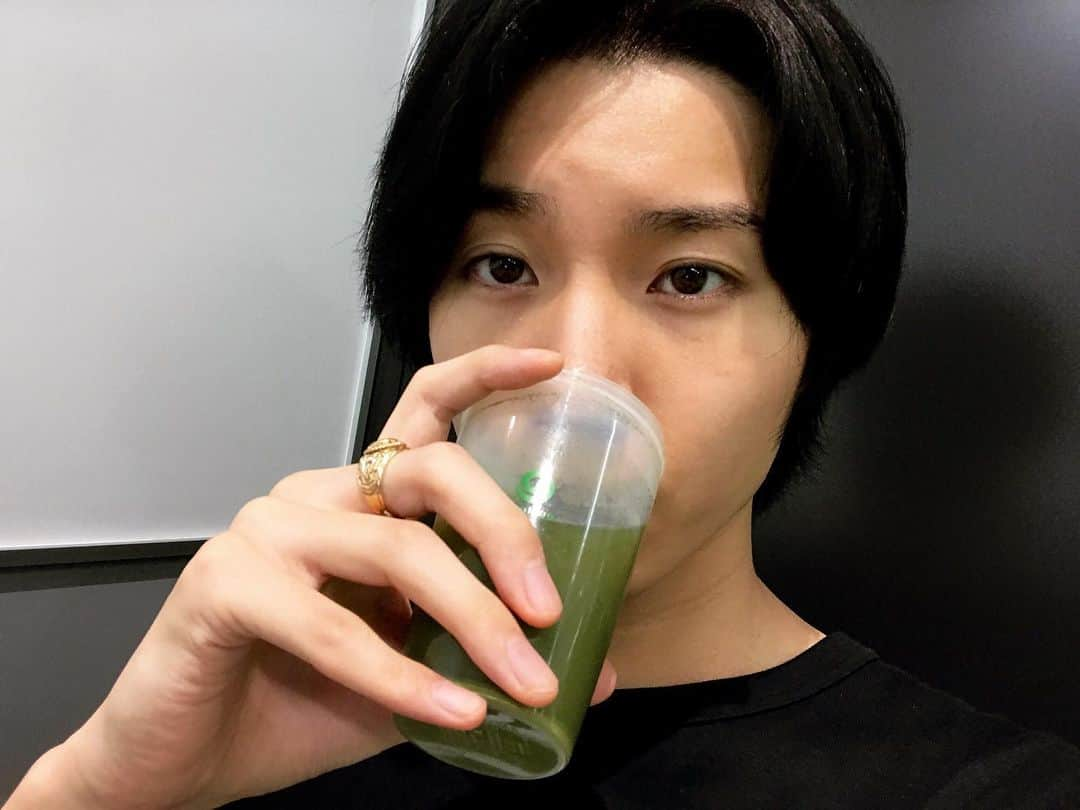 桜田通さんのインスタグラム写真 - (桜田通Instagram)「相変わらずユーグレナの緑汁を飲んでる🍵 おススメって紹介からの出会いだったけど、野菜不足の自分には本当に良いと思えているから続いている。撮影現場にもよく持って行ってる✨僕は令和でもミドリムシを取り込む👽  @euglena_one #ユーグレナ #緑汁 #ミドリムシ #栄養 #健康 #パラミロン #オリゴ糖 #ビタミン #ミネラル #PR」8月20日 16時45分 - dorisakurada