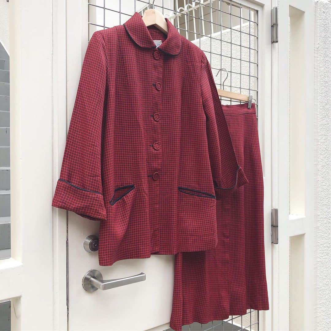 NUTTY Vintage&Collectibleさんのインスタグラム写真 - (NUTTY Vintage&CollectibleInstagram)「NEW ARRIVAL 🌹🌹 ㅤㅤㅤㅤㅤㅤㅤㅤㅤㅤㅤㅤㅤ 40s〜50s "The Ezon" Red×Black check Set up!!! (matanity  skirt) ㅤㅤㅤㅤㅤㅤㅤㅤㅤㅤㅤㅤㅤ サイズ調節可能なマタニティスカートのセットアップが入荷いたしました！！いつだっておしゃれをたのしみたい素敵な女性たちへ。 ㅤㅤㅤㅤㅤㅤㅤㅤㅤㅤㅤㅤㅤ 今夜、BLOGにてこちらのセットアップを使ったスタイリングをアップ！！お楽しみに…🌟🌟 ㅤㅤㅤㅤㅤㅤㅤㅤㅤㅤㅤㅤㅤ#nutty#vintageshop#boutique#osaka#horie#japan#ootd#fashion#vintagestyle#vintagefashion#used#vintage#大阪#堀江#南堀江#古着#古着屋#古着女子#ヴィンテージ#ビンテージ#ootd#コーディネート#coordinate#ファッション#大阪古着#ヴィンテージショップ#40s#50s #matanity #matanityfashion」8月20日 16時39分 - nutty_vintage