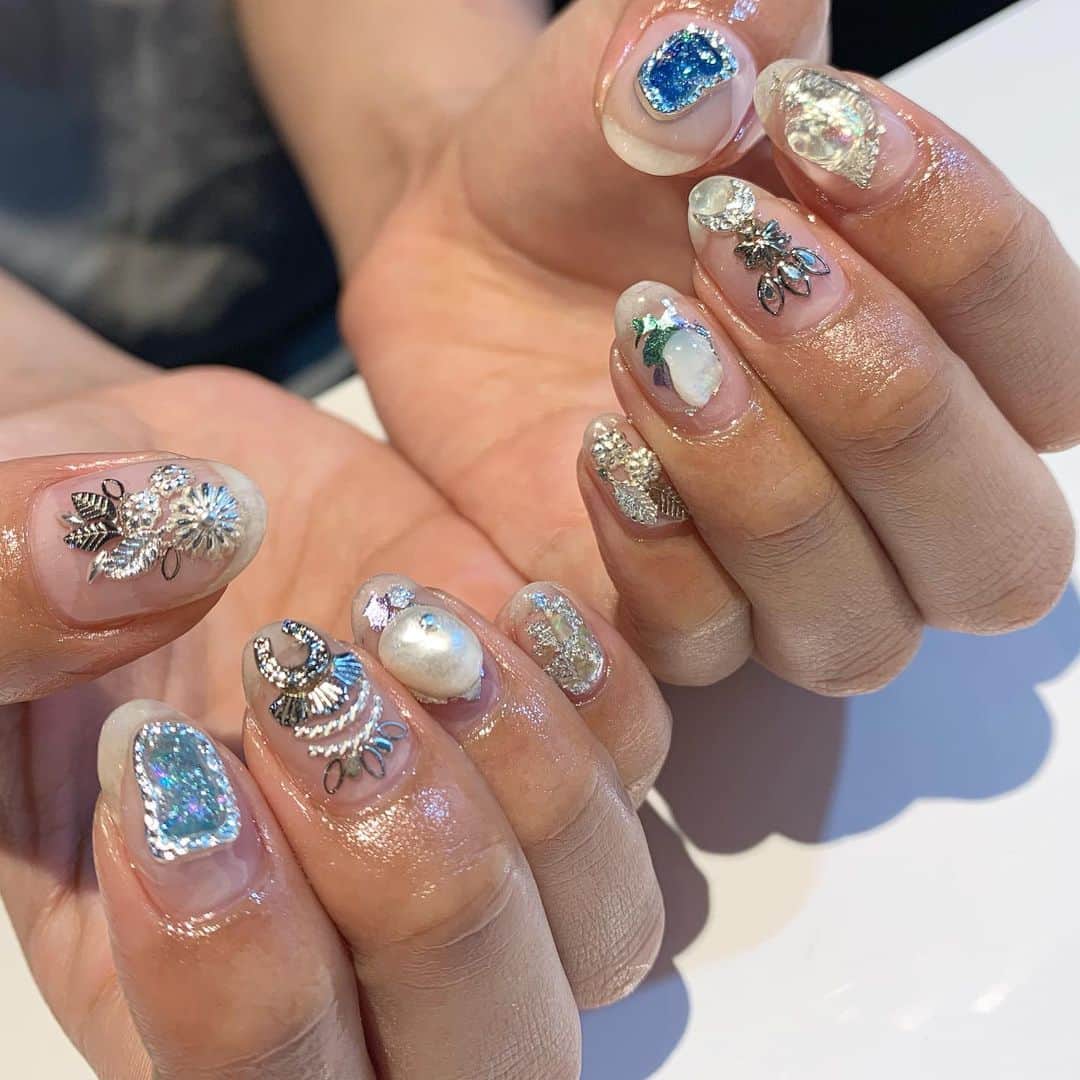 RUBY&ONYX by Kanako Miuraのインスタグラム：「パーツ盛り盛り💭💎 ・ ・ ・ 22日(木) 12:00〜.13:00〜.14:00〜.14:30〜 23日(金) 12:00〜.13:30〜  ご案内可能でございます✨ 手足同時も可能なお時間ございます💡 その他のお時間もご相談くださいませ。  お子様もお隣に座れるペアルームや個室もございます💡 ・ ・ ・ 🌿月額制もやってます🌿 ○プレミアム会員(ハンド&フット)¥29,800(税抜)・ ○ハンドレギュラー会員¥14,800(税抜)・ ○フットレギュラー会員¥14,800(税抜)・ ・ それぞれ全てのメニューが月に何度でもご利用頂けます。  ご予約、お問い合わせはDMまたは 0354595882 LINE ID：@ rubynail までお気軽にどうぞ💫  #daikanyama#nailsalon#nail#gelnail#rubyandonyx#summer#summernails#handnail#mode#cool#studs#menscare#ART#turqoise#メンズネイル#メンズケア#定額制ネイル#通い放題#ジェルネイル#ネイル#ノーサンディング#ショートネイル#代官山ネイルサロン#トレンドネイル#夏ネイル#ターコイズネイル」