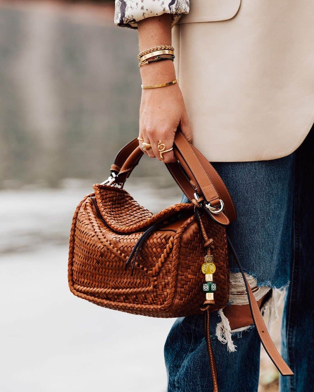 Vogue Australiaさんのインスタグラム写真 - (Vogue AustraliaInstagram)「Hold on to your #Jacquemus – another bag trend is here to upend your handbag habits yet again! We've had maxi and then mini bags in trend of late but now it’s time to go somewhere in-between, as the midi bag takes centre stage on our arms and in our hearts. In the bio link, find out why this is the trend to invest in now. 📷 @thelocals」8月20日 16時40分 - vogueaustralia