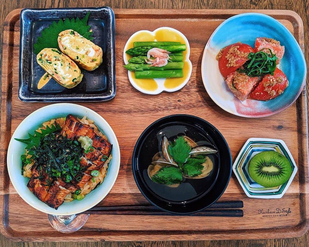 ソンイのインスタグラム：「暑い夏は鰻が食べたくなるぅ🤤﻿ そんな日の #ソンイ飯 🎐🌻🍵﻿ ﻿🍚鰻丼﻿ 🍳青ネギと桜海老の卵焼き﻿ 🍅トマトの胡麻和え﻿ 🥒アスパラのお浸し﻿ 🐚あさりのお吸い物﻿ 🥝キウイ﻿ ﻿最近お取り寄せの鰻にハマってて贅沢に冷凍庫に常備させちゃってます😂👌🏻﻿ レンチンしてから魚グリルで香ばしく焼くとお店で食べるような鰻クオリティで最高なの🤤﻿ お取り寄せ先は楽天roomに載せてます🍚」