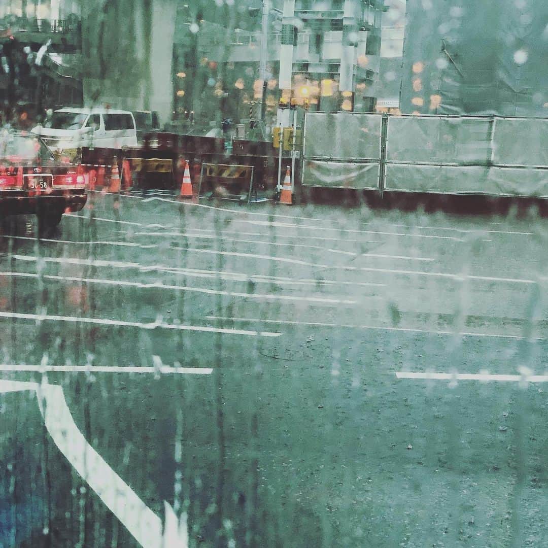 北原徹さんのインスタグラム写真 - (北原徹Instagram)「突然の雨がバスの窓にディストーションをかける。そんな感じです。 #rain #ゲリラ豪雨 #雨は人を詩人にさせる （笑）」8月20日 16時44分 - torukitahara