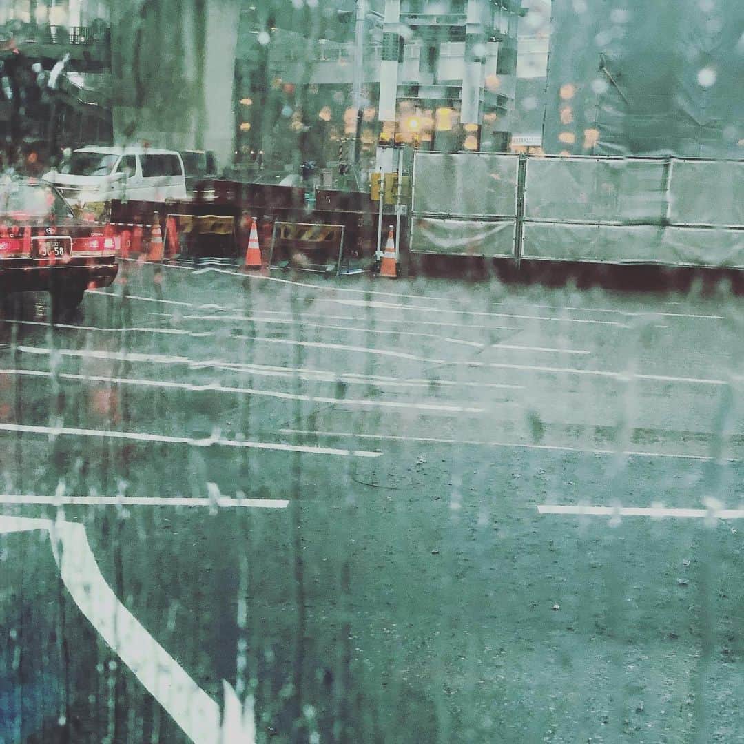 のインスタグラム：「突然の雨がバスの窓にディストーションをかける。そんな感じです。 #rain #ゲリラ豪雨 #雨は人を詩人にさせる （笑）」