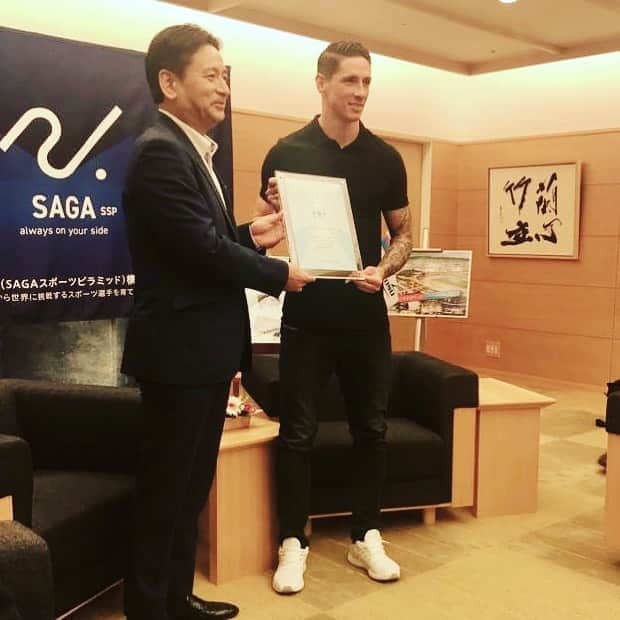 フェルナンド・トーレスのインスタグラム：「On my farewell I want to deeply thank Saga’s people for the appointment as Ambassador. From this position I will share the values of sport with young people.  En mi despedida, agradecer de corazón al pueblo de Saga su nombramiento como embajador. Desde aquí contribuiré a promover los valores del deporte en la juventud.」