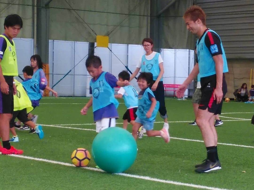 森崎浩司さんのインスタグラム写真 - (森崎浩司Instagram)「第3回エディオンの福祉会サッカー教室⚽️⚽️ 今年で3回目の参加となりますが、夏休みの平日に開催されるこの親子サッカー教室は、親子でサッカーを楽しめて、一緒に時間を過ごせる貴重な時間だと思います😊  夏休みの良い思い出に皆さんなったかな😍⚽️ #エディオン福祉会 #sanfrecce」8月20日 16時48分 - koji.morisaki77