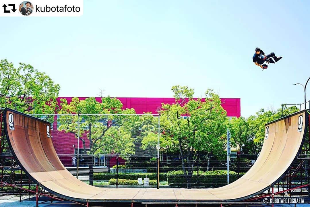 安床武士のインスタグラム：「Helmet Juggling🤹‍♂️ 来夏は目指せブーツジャグリング？笑 @goodskates_inc  @usdskates  @canamonroad_japan  @lzbn_official  @papasu1048 ・ #repost @kubotafoto ・・・ 残暑お見舞い申し上げます． 暑いからヘルメット脱いでみた？ #helmetjuggling #goodskates #halfpipe #takeshiyasutoko #summer  #釣りの後に寄った #sonya7s #nokton35mm」