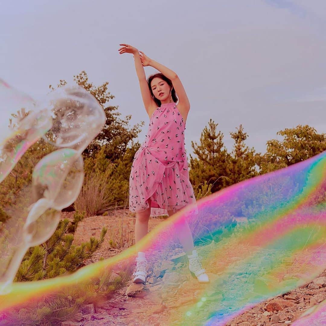 ウェンディ（ファンアカウント）のインスタグラム：「Umpah Umpah M/V out now! Link is in my bio if you haven’t already checked it out! 💙  #WENDY #웬디 #REDVELVET #레드벨벳」