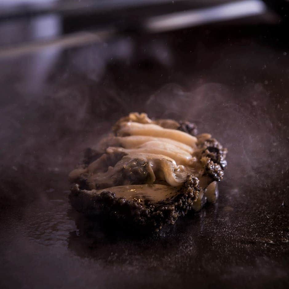 Ginza ONODERA Groupさんのインスタグラム写真 - (Ginza ONODERA GroupInstagram)「「Teppanyaki GINZA ONODERA". Seasonal Abalone, not only finest but also luxuary! * * * * * * #ginzaonodera#ginza#japan#ginzadinner#Gourmet#teppanyaki#kobebeef#fillet#Sirloin#wagyu#foodstagram#meatstagram#Hibachi#japanesefood#meatlovers#sophisticatedfoodie#Spinylobster#Tokyogourmet#Luxuaryginza#abalone#hibachi#delicious#travel#tripadvisor#edomae#gastronomy#eeeeeats#forkyeah#グルメな人とつながりたい#ごちそう#銀座おのでら」8月20日 17時02分 - ginzaonodera