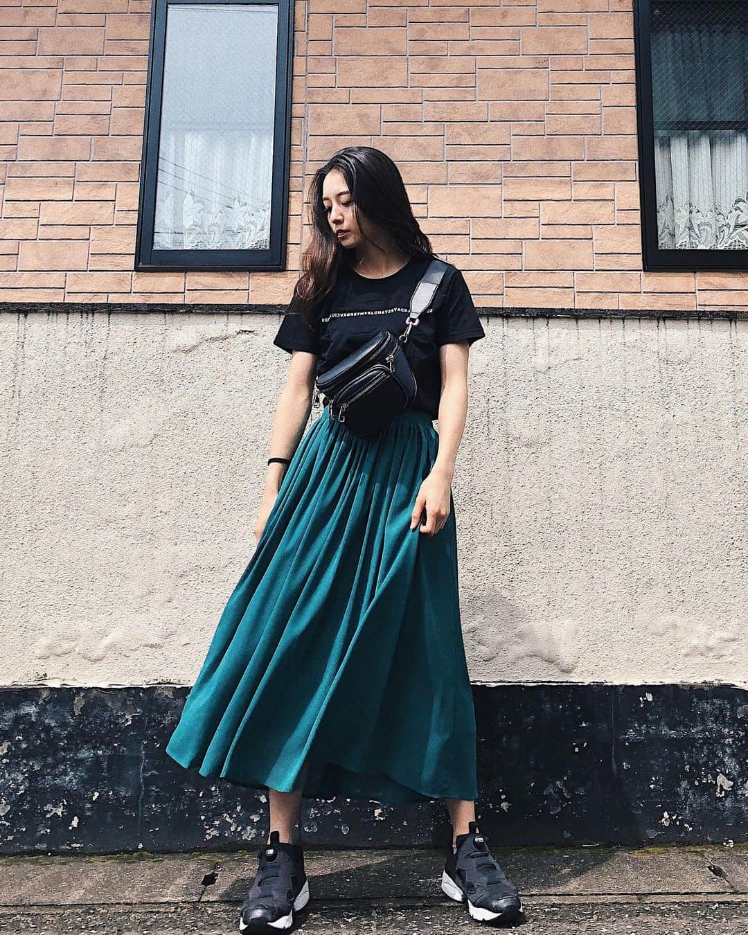のインスタグラム：「今日の #かのんのしふく  稽古オフだったので歯医者へ🦷 親知らずが顔を出し始めてるとのこと… いつか抜かなきゃ…😱 Tシャツ→ #klon スカート→ #ingni  スニーカー → #reebok  バック → #nwith #ootd #プチプラコーデ #スニーカー女子」